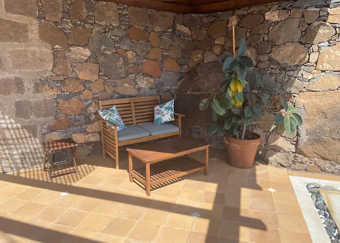 La Casa Nueva De La Montana Nyaraló Santa Lucia